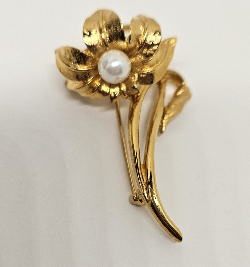 Pearl Flower Brooch Pin Long Stem Gold Tone Vintage Faux Imitation